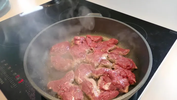 Zwiebeln vierteln und in feine Streifen schneiden (177.629).