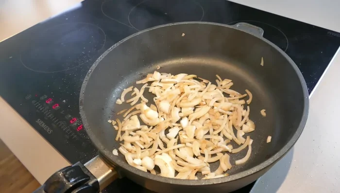 Zwiebeln in die heiße Pfanne geben und anschwenken (222.93).