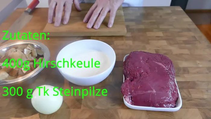 Hirschkeule entlang der Faser in mundgerechte Stücke schneiden. Sehnen entfernen (22.47).