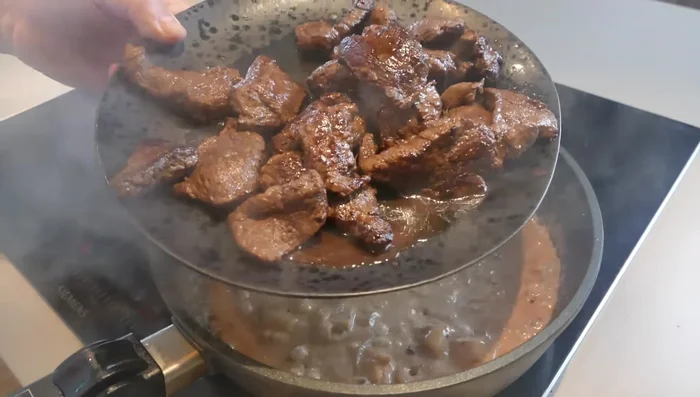 Fleisch aus dem Ofen (warmgehalten bei 60-70°C) zur Soße geben (330.9).