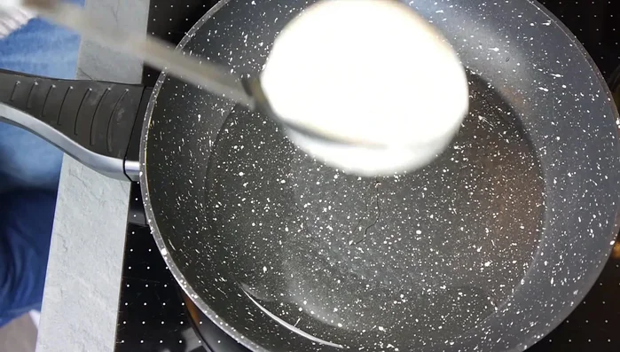 Öl in der Pfanne erhitzen.