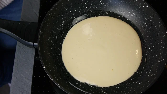 Teig in die Pfanne geben (ca. 1 Kelle).