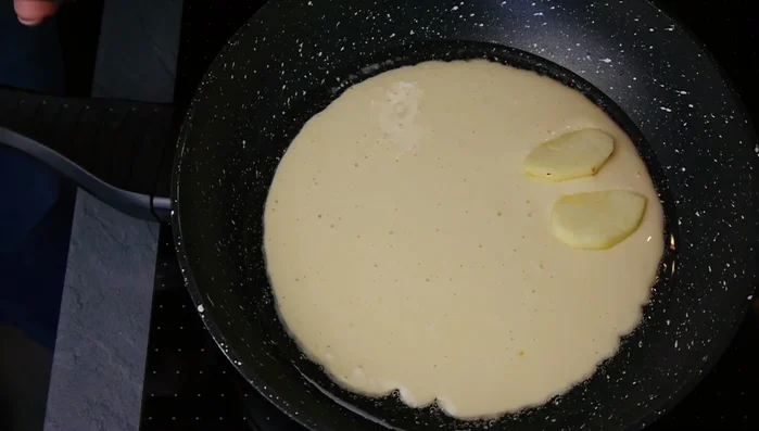 Äpfel auf den Teig legen.