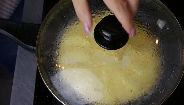 Mit Deckel 5-8 Minuten goldbraun braten. Vorsichtig wenden und von der anderen Seite ebenfalls braten.