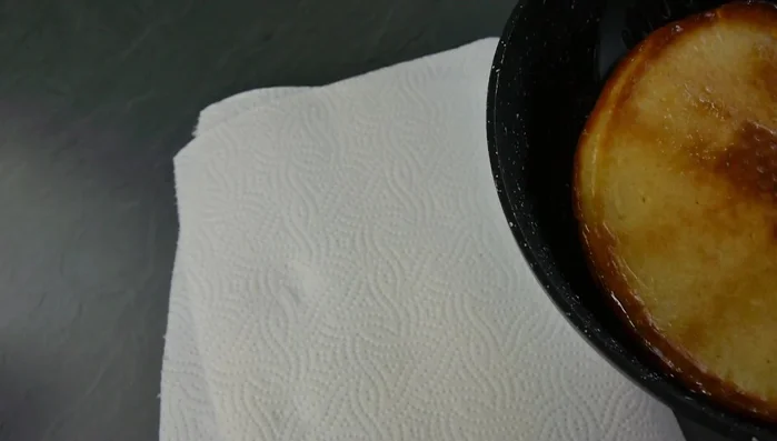 Apfelpfannkuchen auf Küchenpapier legen, um überschüssiges Fett zu entfernen.