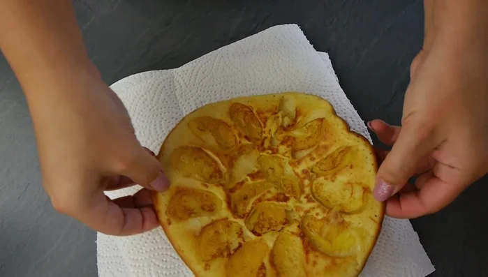 Zimtzucker (2 EL Zucker + 1 TL Zimt) darüber streuen.