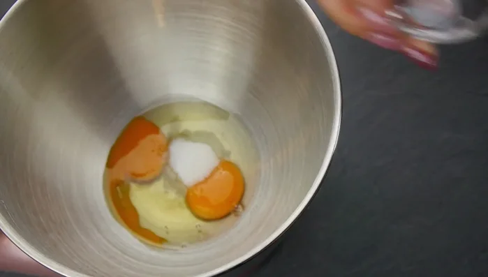 Eier, Zucker, Vanillezucker und Salz in den Mixer geben und ca. 5 Minuten schaumig schlagen.