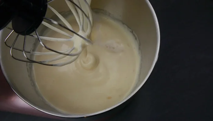 Wasser und Milch hinzufügen und kurz unterrühren.