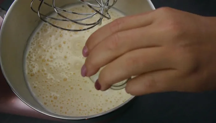 Mehl und Backpulver unterheben.