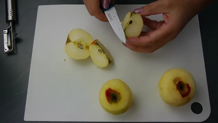 Äpfel schälen, entkernen und in Scheiben schneiden.