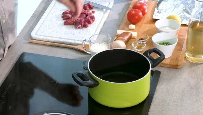 Lammfleisch rundherum gut anbraten.