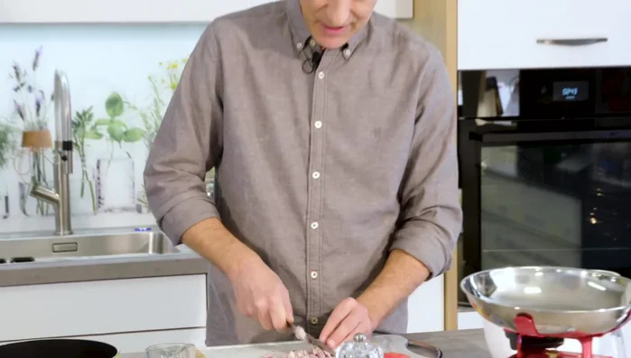 Paradeiser, Zwiebel und Knoblauch fein hacken.