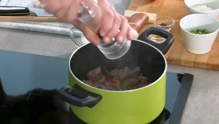 Lammfleisch mit Salz, Pfeffer, Currypulver und Piment würzen.