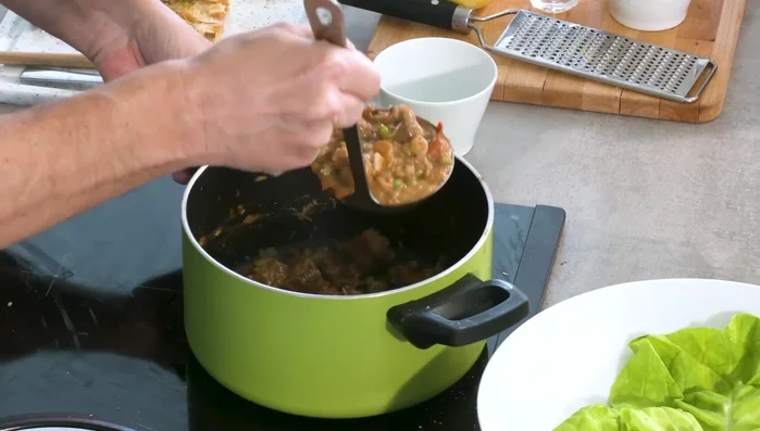 Anrichten und mit den Brotwürfeln servieren.