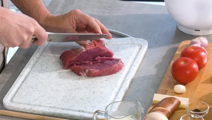 Lammfleisch in mundgerechte Würfel schneiden. Zu dicke Teile vorher abparieren.