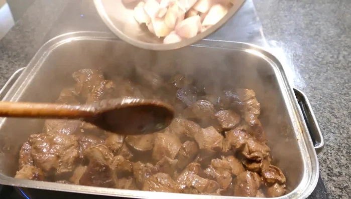 Zwiebeln hinzufügen und mitbraten.