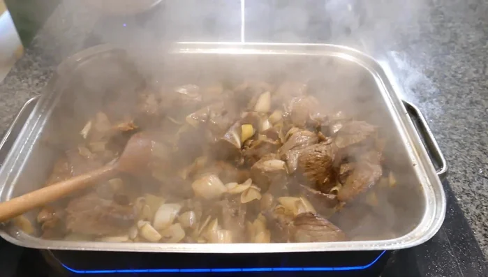 Tomatenmark hinzufügen und kurz mit anbraten.