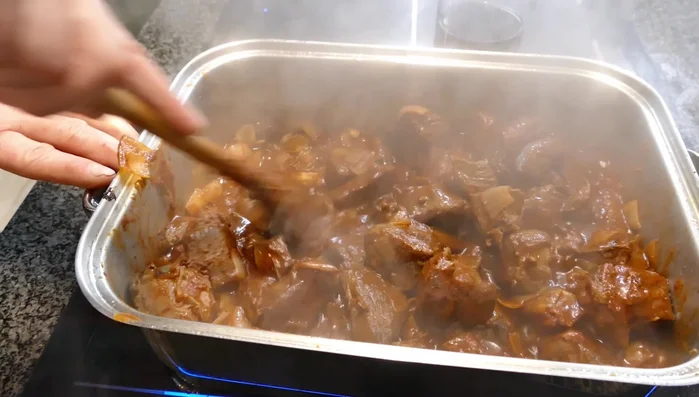 Rotwein zugießen, einkochen lassen und den Vorgang wiederholen, bis sich die Röststoffe gelöst haben.