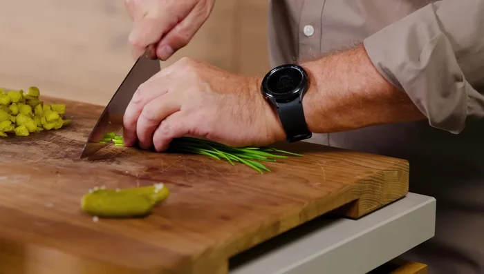 Schnittlauch und die restlichen Cornichons fein schneiden.