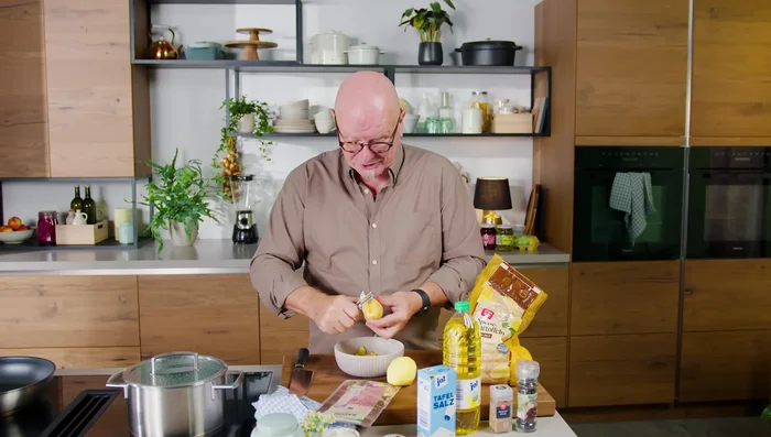 Kartoffeln schälen, waschen und in ca. 2 cm große Stücke schneiden. In leicht gesalzenem Wasser ca. 20 Minuten garkochen.