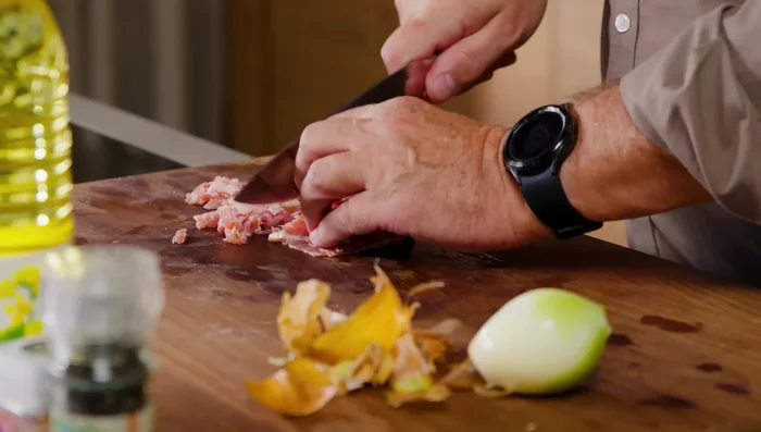 Speck in feine Streifen und Zwiebel in feine Würfel schneiden.