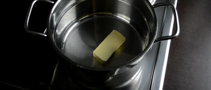 Selleriepüree: Butter schmelzen, Sellerie hinzufügen und anschwitzen. Sahne dazugeben und 15 Minuten köcheln lassen.