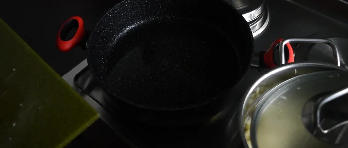 Entenbrustfilets in heißem Öl von der Hautseite knusprig braten. Anschließend wenden und fertig braten.