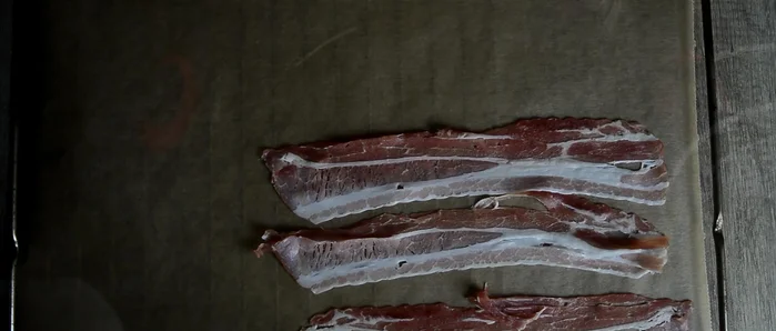 Portweinsauce: Geflügelfond, Lorbeerblätter, Nelken, Sternanis erhitzen. Reduzieren lassen.