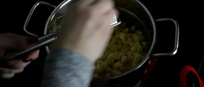 Selleriepüree pürieren. Mit Salz und Pfeffer abschmecken.