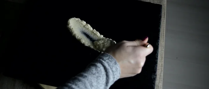 Anrichten: Selleriepüree auf Teller geben, Entenbrustfilet darauf platzieren. Dattelcreme daneben anrichten. Speckchips und Portweinsauce darüber geben.