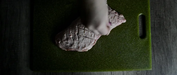 Entenbrustfilets salzen.