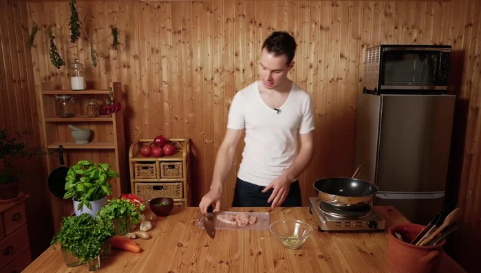 Wok erhitzen und Kokosöl hinzufügen. Hähnchenfleisch 2-3 Minuten goldbraun braten.