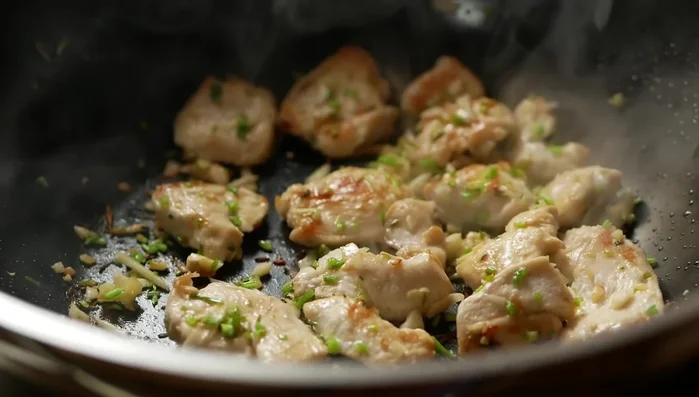 Mungobohnensprossen, Paprika und Karotte hinzufügen und mit Sojasauce ablöschen.