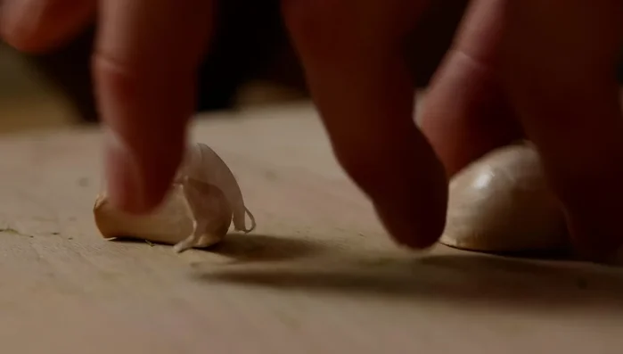 Knoblauch schälen und in feine Streifen schneiden.