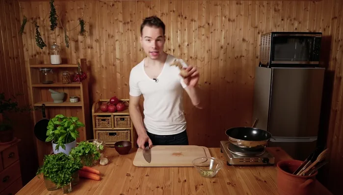 Ingwer schälen und in feine Streifen schneiden.