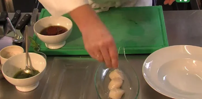 Jakobsmuscheln mit Salz und Pfeffer würzen.