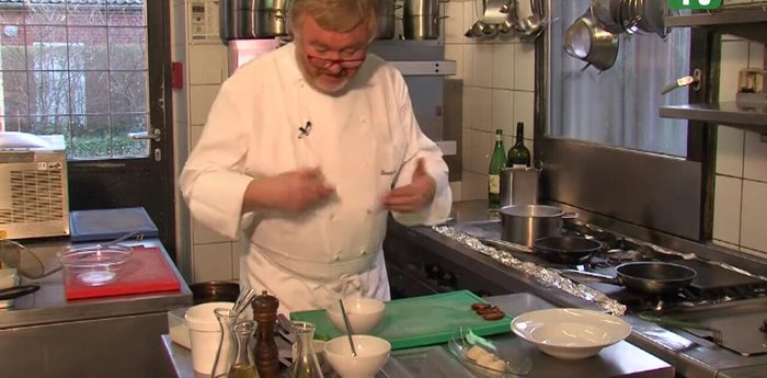 Getrocknete Tomaten in die Pfanne zu den Jakobsmuscheln geben.