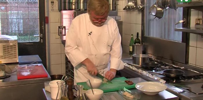 Schalotten fein würfeln und in einer separaten Pfanne mit Olivenöl anschwitzen.