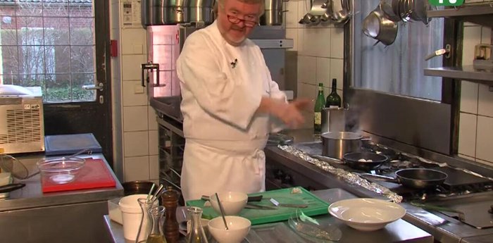 Linguine abgießen (nicht abschrecken!) und direkt zu den Schalotten in die Pfanne geben.