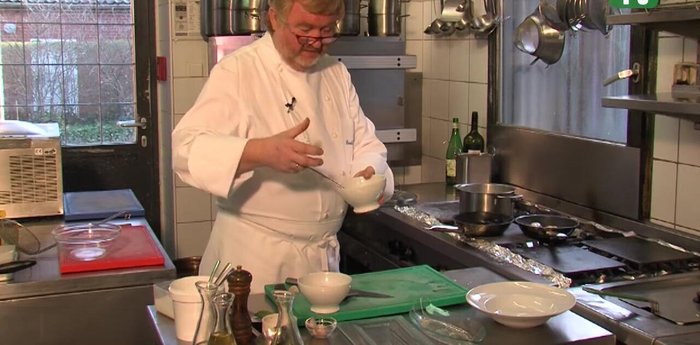 Basilikum-Pesto unter die Linguine heben. Nicht zu lange kochen, damit das Pesto nicht grau wird.