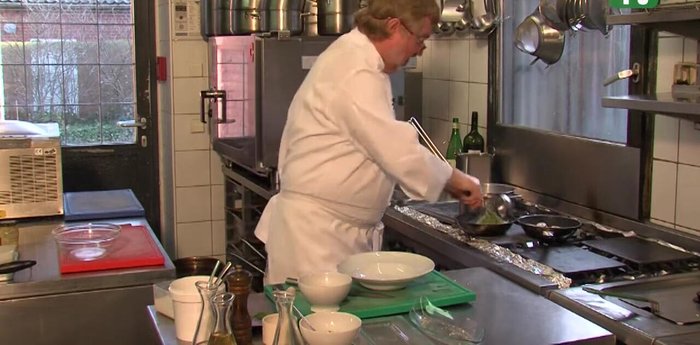 Nudeln mit Jakobsmuscheln und Tomaten auf Tellern anrichten. Mit Olivenöl beträufeln und Basilikum garnieren.