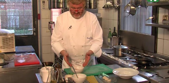 Getrocknete Tomaten über Nacht oder für 10-15 Minuten in warmem Wasser einweichen.