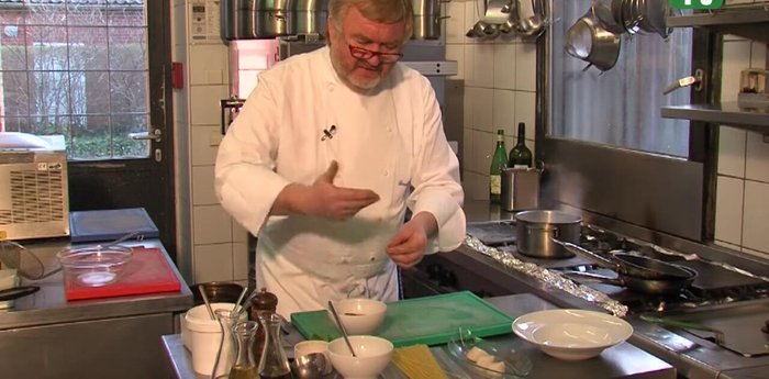 Linguine in Salzwasser nach Packungsanleitung (ca. 5-6 Minuten) kochen.