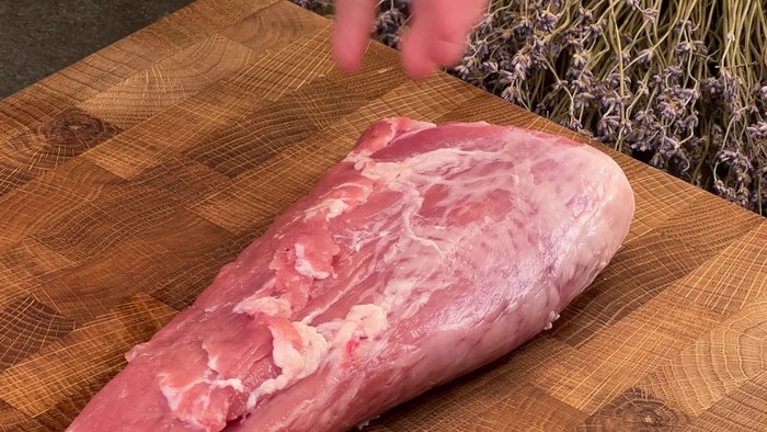 Schweinekoteletts vorbereiten: Mit Salz, Pfeffer und Oregano würzen.