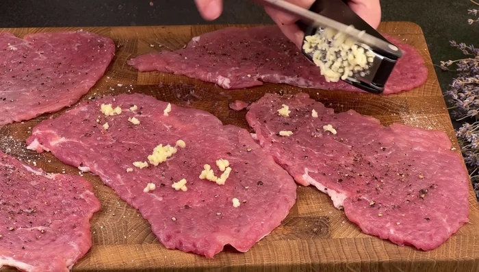 Schweinekoteletts von beiden Seiten goldbraun braten (ca. 5 Minuten pro Seite).