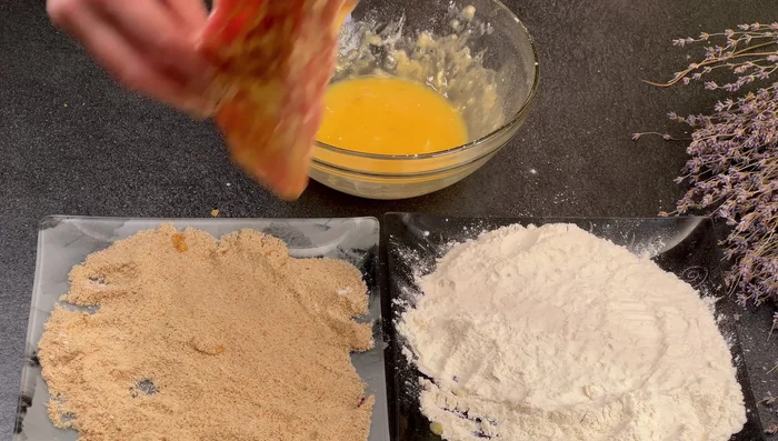 Fertige Koteletts aus der Pfanne nehmen und kurz ruhen lassen.