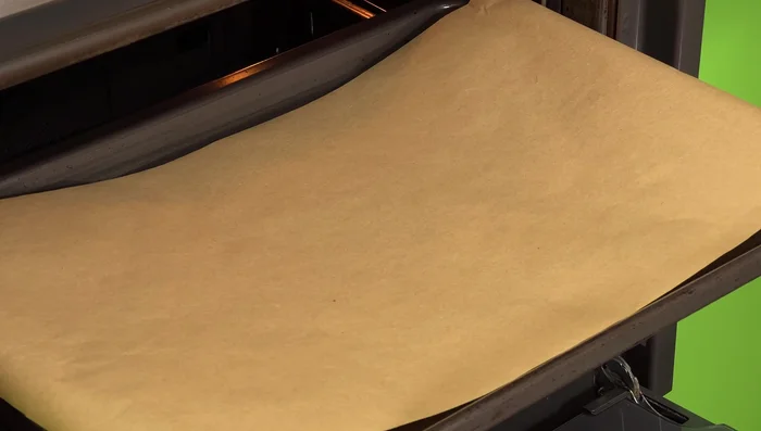 Koteletts mit dem Oliven-Feta-Dip servieren.