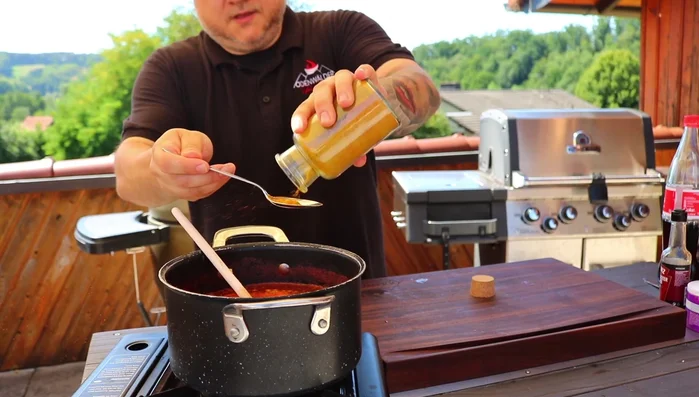 Currypulver hinzufügen.