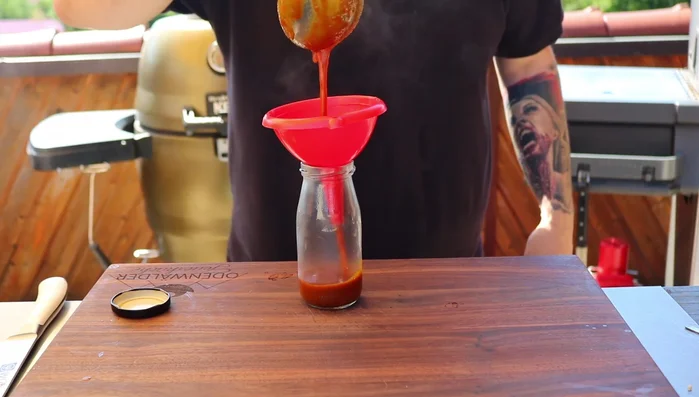 Die heiße Sauce in eine saubere, am besten ausgekochte Flasche füllen.