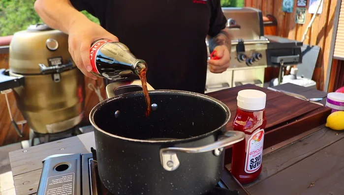 Cola in einen Topf geben. (Empfehlung: Cola mit rotem Etikett)